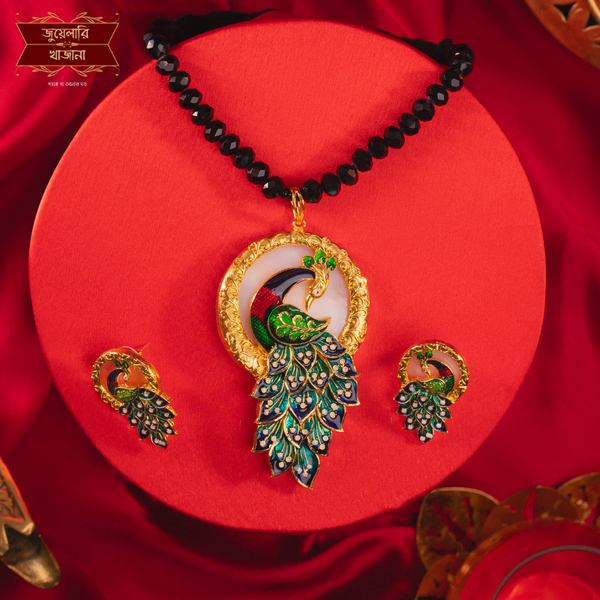 Stylish Gold Plated Round Peacock Shell Pendant
